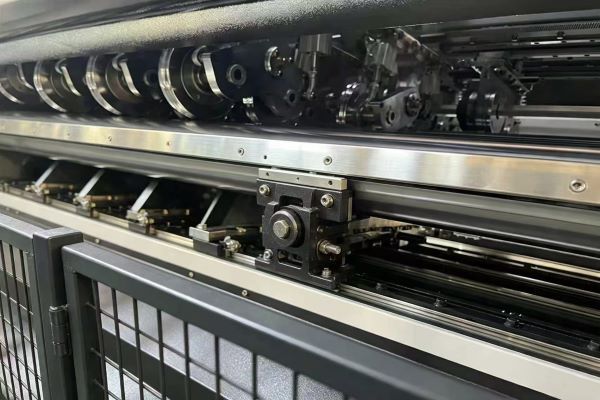 Linear guide rail for blade adjustment