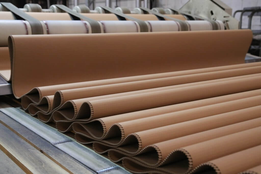 corrugated board production by 3-ply corrugated board production line